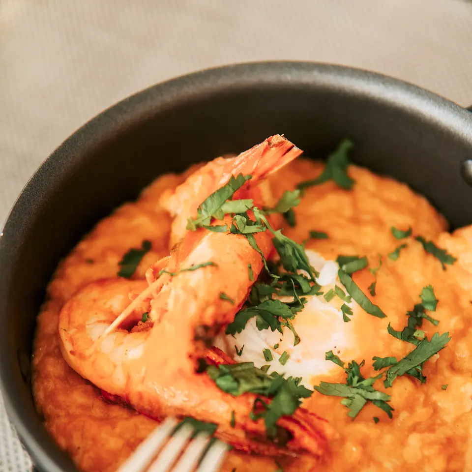 Açorda de gambas com coentros e ovo