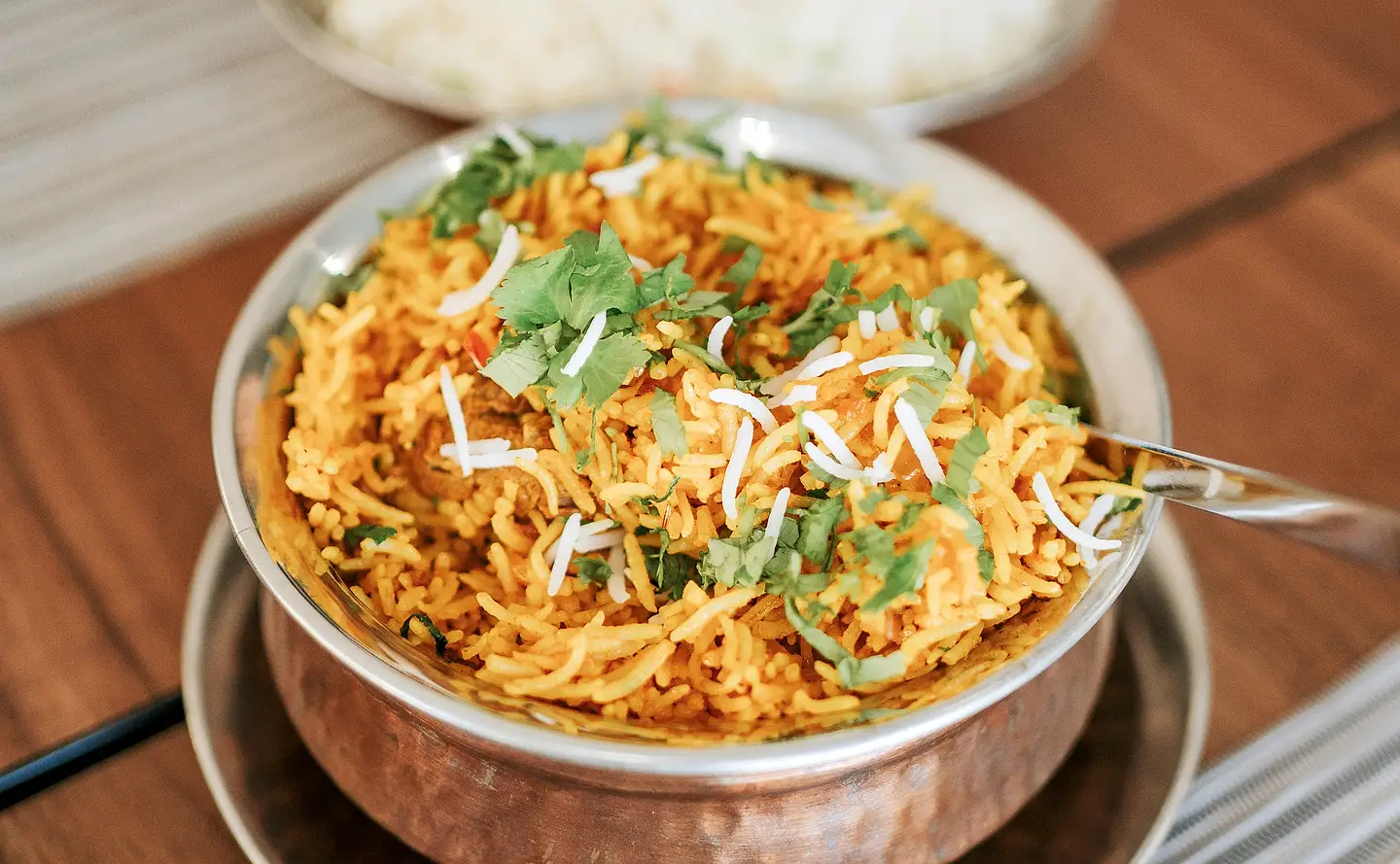 Taça de cobre com arroz basmati biryani