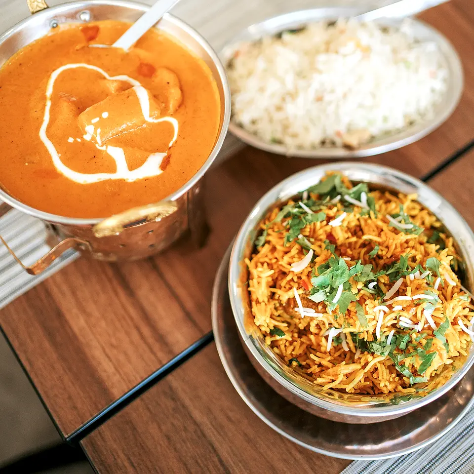 Caril indiano cremoso com arroz basmati e biryani a acompanhar