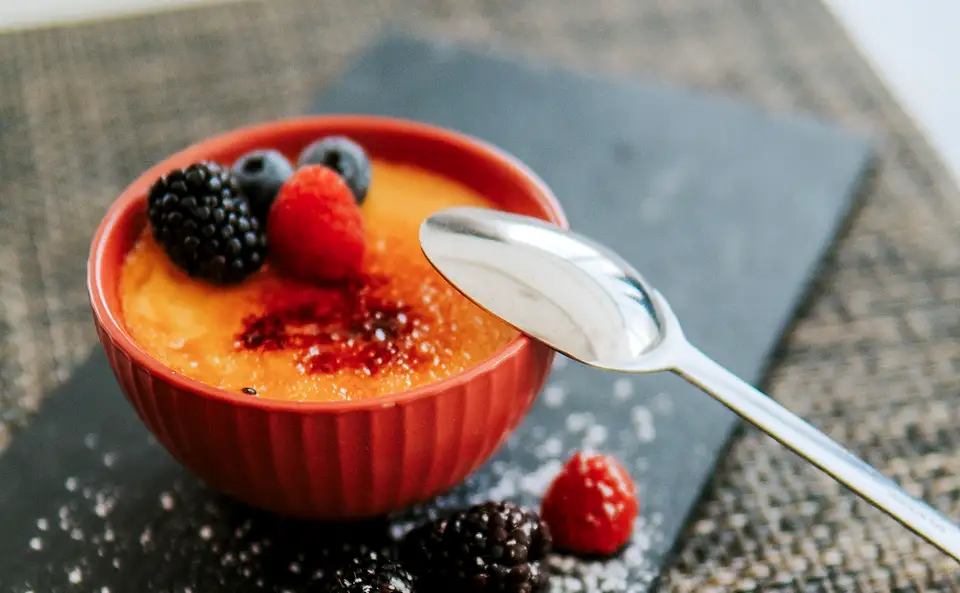 Creme brûlée de baunilha e coco com frutos silvestres
